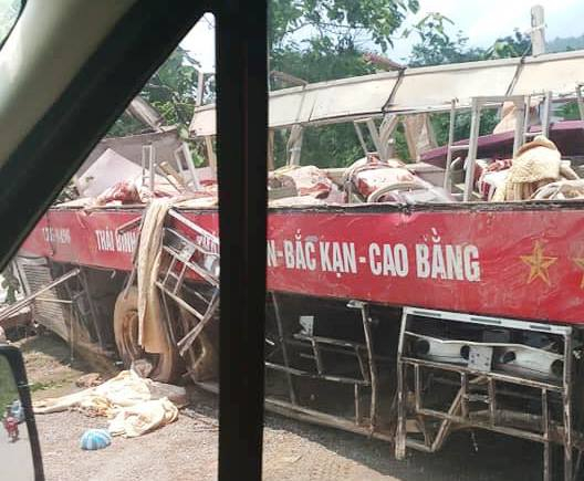 Chiếc xe đ&atilde; bị hư hỏng nặng sau khi đưa l&ecirc;n khỏi hiện trường.