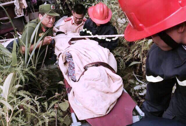 Một nạn nh&acirc;n được lực lượng chức năng đưa ra khỏi hiện trường.