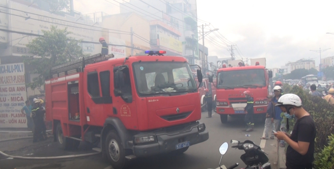 H&agrave;ng chục xe chuy&ecirc;n dụng v&agrave; c&aacute;c c&aacute;n bộ chiến sĩ được điều động đến để chữa ch&aacute;y.