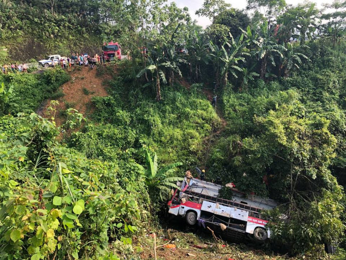 Để tiếp tục t&igrave;m kiếm nạn nh&acirc;n, c&aacute;c lực lượng chức năng phải cẩu chiếc xe kh&aacute;ch ra khỏi hiện trường.