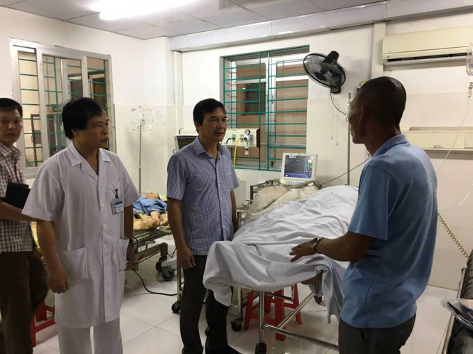 Đo&agrave;n c&ocirc;ng t&aacute;c tỉnh Cao Bằng thăm hỏi, động vi&ecirc;n c&aacute;c nạn nh&acirc;n sau vụ tai nạn.