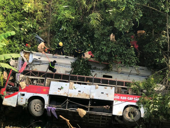 C&aacute;c lực lượng chức năng tiến h&agrave;nh cứu hộ, cứu nạn.