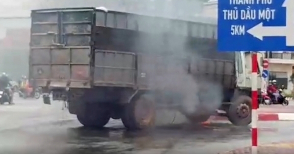 Bình Dương: Xe tải đang chạy bất ngờ bốc cháy ngùn ngụt