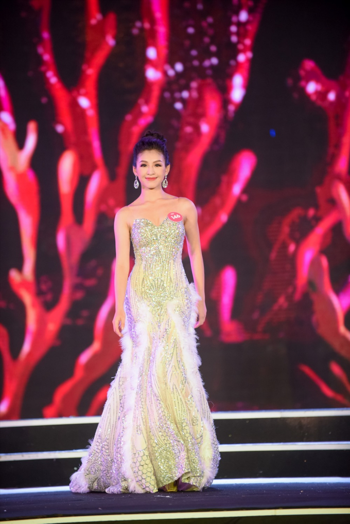 Những chiếc đầm dạ hội thướt tha gi&uacute;p c&aacute;c c&ocirc; g&aacute;i th&ecirc;m phần quyến rũ v&agrave; kh&eacute;o l&eacute;o.