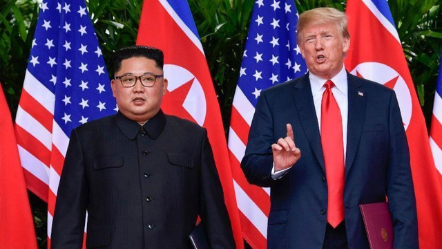 Tổng thống Mỹ Donald Trump v&agrave; nh&agrave; l&atilde;nh đạo Triều Ti&ecirc;n Kim Jong-un họp thượng đỉnh tại Singapore h&ocirc;m 12/6. (Ảnh: Reuters)