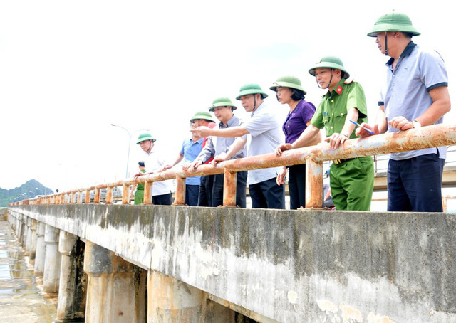 Bộ trưởng Nguyễn Xu&acirc;n Cường (thứ 4 từ phải sang) kiểm tra, chỉ đạo c&ocirc;ng t&aacute;c ph&ograve;ng chống thi&ecirc;n tai tại tr&agrave;n Lạc Kho&aacute;i, Gia Viễn, Ninh B&igrave;nh.