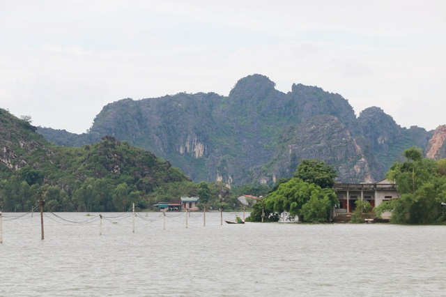 Nước lũ d&acirc;ng cao g&acirc;y ngập lụt nhiều nơi ở Ninh B&igrave;nh.