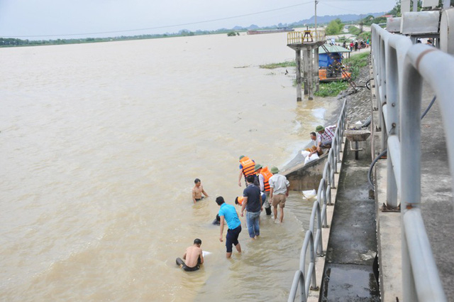 Bộ trưởng Nguyễn Xu&acirc;n Cường kiểm tra t&igrave;nh h&igrave;nh mưa lũ tại Ninh B&igrave;nh