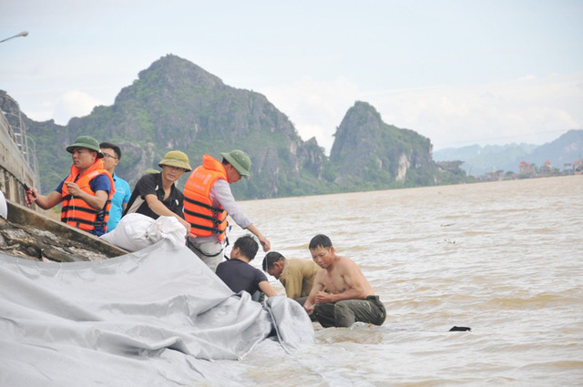 Lực lượng chức năng xử l&yacute; d&ograve; mang ph&iacute;a hạ lưu tr&agrave;n Lạc Kho&aacute;i huyện Gia Viễn s&aacute;ng 22/7.