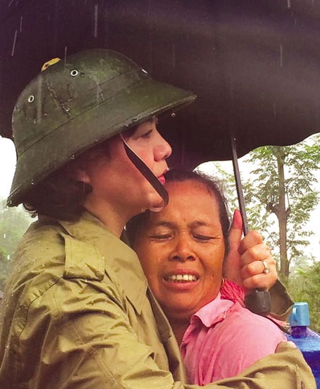 B&agrave; Thị Thanh Tr&agrave;- B&iacute; thư Tỉnh ủy, Chủ tịch HĐND tỉnh động vi&ecirc;n, chia sẻ nỗi đau mất m&aacute;t với người d&acirc;n x&atilde; Phong Dụ Thượng (Văn Y&ecirc;n). Ảnh: B&aacute;o Y&ecirc;n B&aacute;i