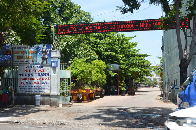 Trong khi đ&oacute;, mặt s&acirc;n ngo&agrave;i s&acirc;n b&atilde;i l&agrave;m nơi tập kết, đậu, đỗ c&aacute;c phương tiện &ocirc;-t&ocirc; kh&aacute;ch, &ocirc;-t&ocirc; tải. C&aacute;c ph&ograve;ng chuy&ecirc;n m&ocirc;n phục vụ cho c&aacute;c hoạt động thể dục - thể thao, gầm kh&aacute;n đ&agrave;i&hellip; được cho thu&ecirc; l&agrave;m kho b&atilde;i chứa đủ loại c&aacute;c h&agrave;ng h&oacute;a.