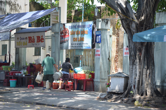 Trải d&agrave;i mặt tiền SVĐ người d&acirc;n vẫn chưng dụng để kinh doanh c&aacute;c mặt h&agrave;ng ăn uống vỉa h&egrave;.