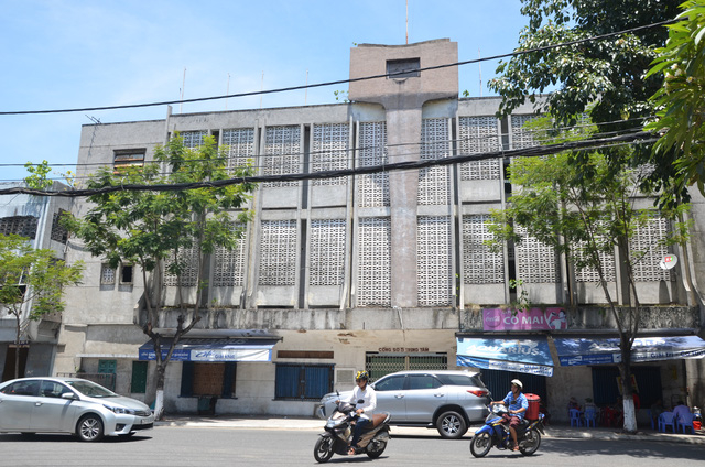 L&ecirc;n tầng 2 khu kh&aacute;n đ&agrave;i A, nhiều ph&ograve;ng chức năng được l&agrave;m kho chứa nệm m&uacute;t. Hệ thống điện c&acirc;u, m&oacute;c tạm bợ rất dễ g&acirc;y ch&aacute;y nổ.