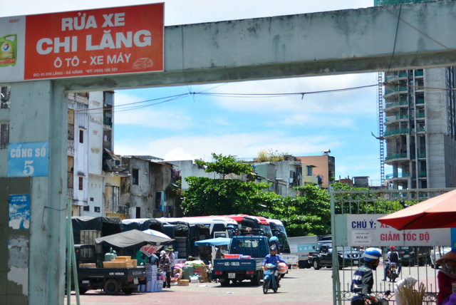 B&atilde;i giữ xe lộ thi&ecirc;n b&ecirc;n trong SVĐ, nằm ngay cạnh lối r v&agrave;o trụ sợ tập đo&agrave;n Thi&ecirc;n Thanh.