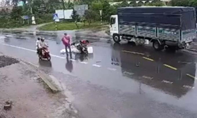 Hiện trường vụ tai nạn. ( Ảnh: cắt từ clip tr&ecirc;n fb).