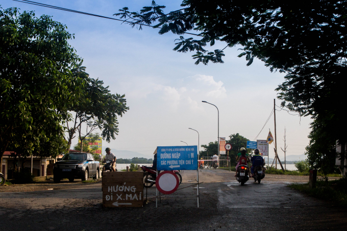 Lực lượng chức năng vẫn cắm biển cấm c&aacute;c phương tiện v&agrave; người qua khu vực n&agrave;y.