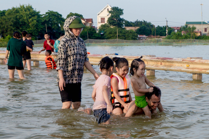 Tuy nhi&ecirc;n, trời nắng n&oacute;ng khiến chiều đến mọi người xung quanh đổ về 2 đầu của đoạn đường vui chơi bơi lội.