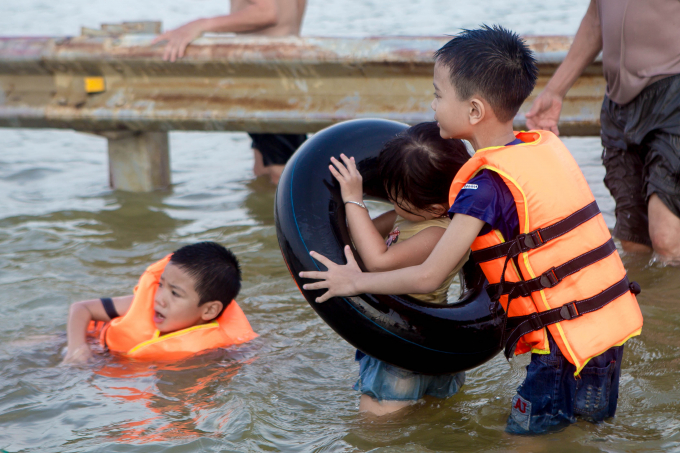 Nhiều gia đ&igrave;nh c&ograve;n sắm cho con cả &aacute;o phao, k&iacute;nh lặn...