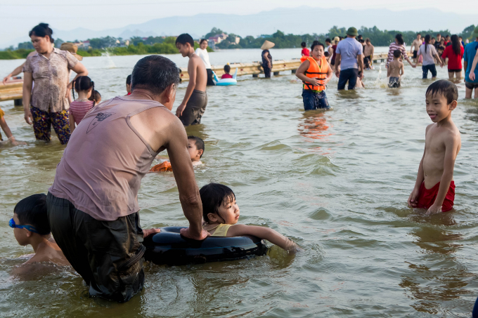 ...v&agrave; con đường trũng n&agrave;y dần biến th&agrave;nh một b&atilde;i biển mini sầm uất.