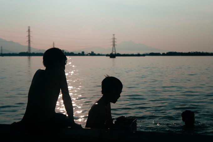 Thường ng&agrave;y đ&acirc;y l&agrave; nơi nguy hiểm v&agrave; cảnh b&aacute;o với trẻ em qua lại th&igrave; nay n&oacute; lại biến th&agrave;nh nơi vui chơi m&agrave; đa phần l&agrave; trẻ em.