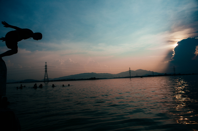 Lan can, Cột mốc km giờ đ&atilde; biến th&agrave;nh những bục nhảy của c&aacute;c thanh thiếu ni&ecirc;n.