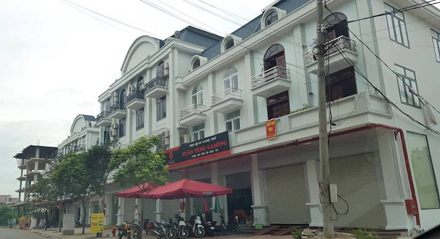 Một phần diện t&iacute;ch trong số h&agrave;ng ngh&igrave;n m2 đất tại C&ocirc;ng vi&ecirc;n bị xẻ thịt.