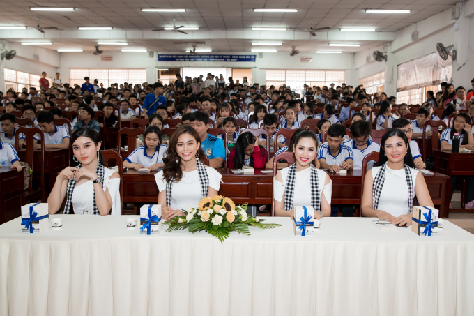 Huyền My, Ngọc H&acirc;n xinh đẹp nổi bật ở khu chợ nổi độc đ&aacute;o ở miền T&acirc;y