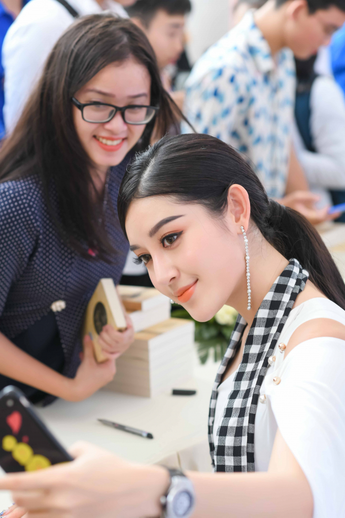 Huyền My, Ngọc H&acirc;n xinh đẹp nổi bật ở khu chợ nổi độc đ&aacute;o ở miền T&acirc;y