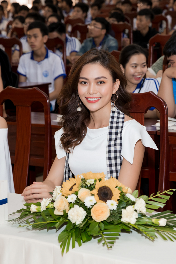 Huyền My, Ngọc H&acirc;n xinh đẹp nổi bật ở khu chợ nổi độc đ&aacute;o ở miền T&acirc;y