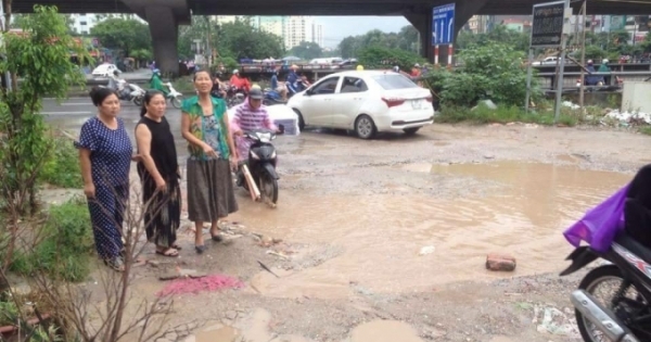 Người dân khóc ròng với con đường "đau khổ" giữa lòng Thủ đô