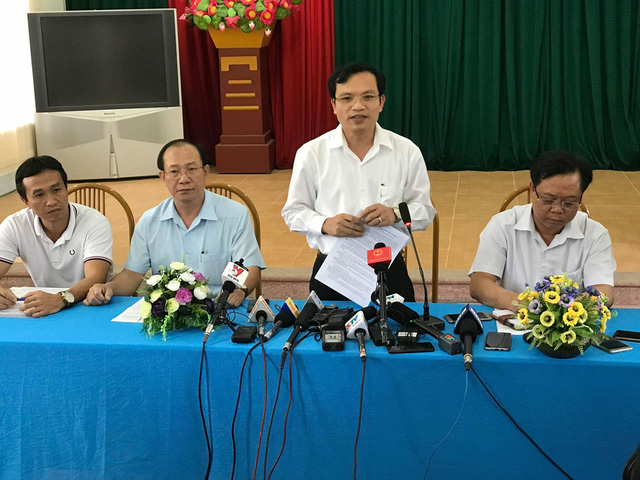 Đại diện đo&agrave;n c&ocirc;ng t&aacute;c của Bộ GD-ĐT, l&atilde;nh đạo tỉnh Sơn La th&ocirc;ng tin về điểm thi bất thường tại địa phương.&nbsp;