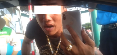 Thanh ni&ecirc;n xăm trổ vừa quay video, vừa lăng mạ người ngồi trong xe &ocirc; t&ocirc;. (Ảnh cắt từ Clip)