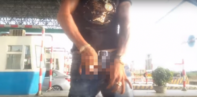 Kh&ocirc;ng dừng lại ở đ&oacute;, thanh ni&ecirc;n n&agrave;y c&ograve;n vạch