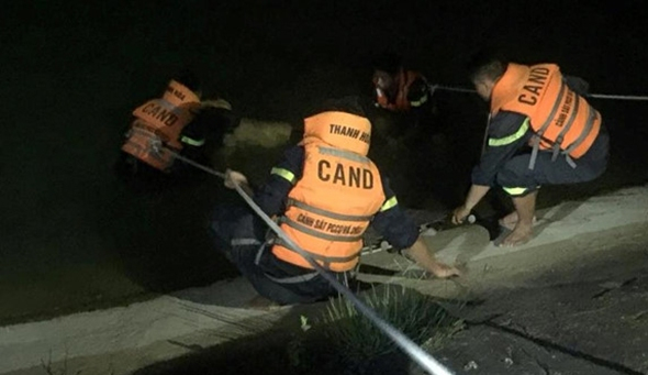 Cảnh s&aacute;t PCCC t&igrave;m kiếm nạn nh&acirc;n đuối nước tại hồ N&uacute;i Long.