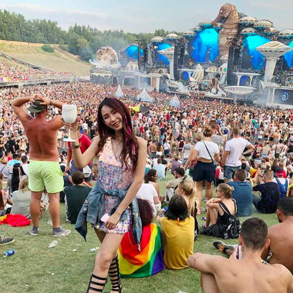 Ngắm nh&igrave;n d&agrave;n hotgirl đến từ khắp nơi tr&ecirc;n thế giới đang hội tụ về Tomorrowland 2018