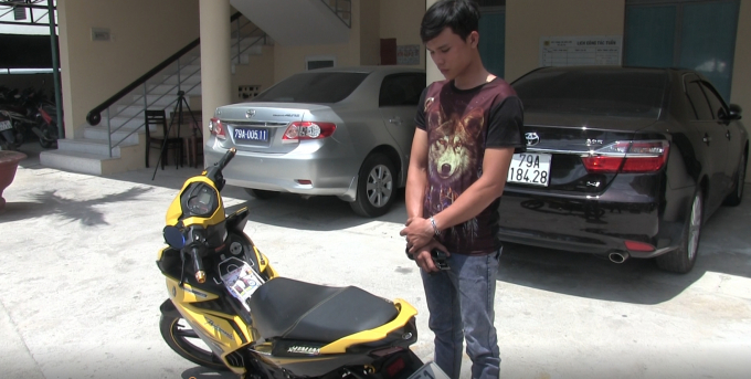 Đối tượng Kh&aacute;nh c&ugrave;ng tang vật tại cơ quan c&ocirc;ng an.