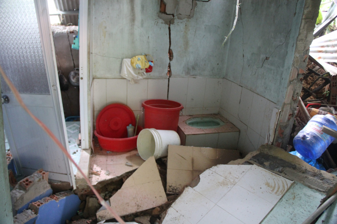 Nhiều vật dụng trong nh&agrave; bị v&ugrave;i lấp.