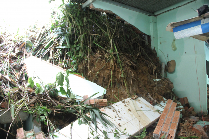 Đất đ&aacute; đổ xuống l&agrave;m bức tường nh&agrave; d&acirc;n bị sập đổ.