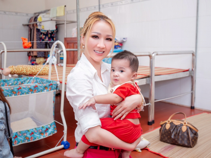 Ho&agrave;ng Hải My đ&atilde; c&oacute; dịp gh&eacute; thăm, trao những phần tiền hỗ trợ c&ugrave;ng qu&agrave; b&aacute;nh cho c&aacute;c em nhỏ mồ c&ocirc;i, những cụ gi&agrave; neo đơn, kh&ocirc;ng nơi nương tựa ở M&aacute;i &acirc;m M&acirc;y Ng&agrave;n (huyện G&ograve; Dầu, tỉnh T&acirc;y Ninh).