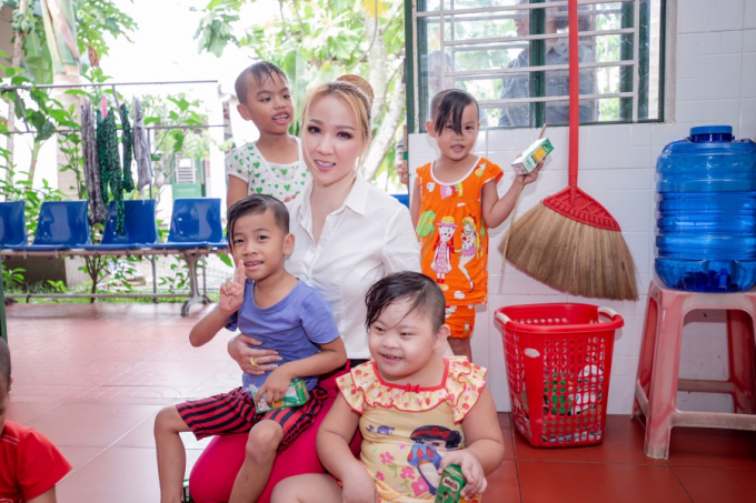 Hoa hậu Ho&agrave;ng Hải My miệt m&agrave;i với h&agrave;nh tr&igrave;nh từ thiện tại qu&ecirc; nh&agrave;