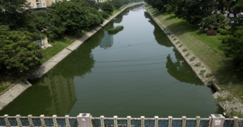 Nước sông Tô Lịch trở nên "đáng yêu" sau đợt mưa kéo dài