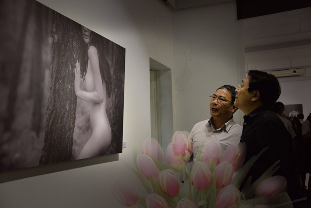 Triển l&atilde;m ảnh khoả th&acirc;n nghệ thuật đ&atilde; thu h&uacute;t rất nhiều sự ch&uacute; &yacute; của dư luận từ khi chưa khai mạc.