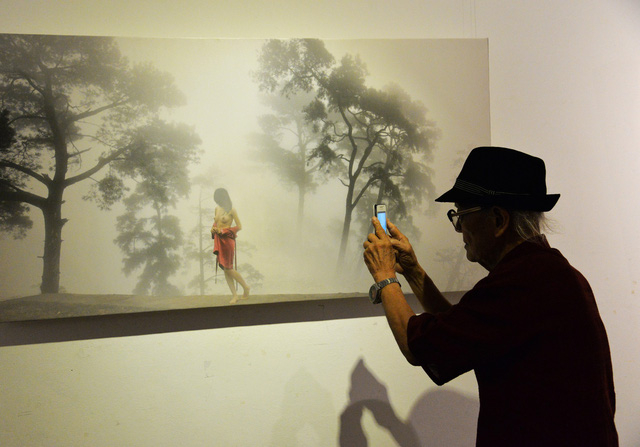 Triển l&atilde;m ảnh khoả th&acirc;n thu h&uacute;t lượng người xem &ldquo;kỷ lục&rdquo;