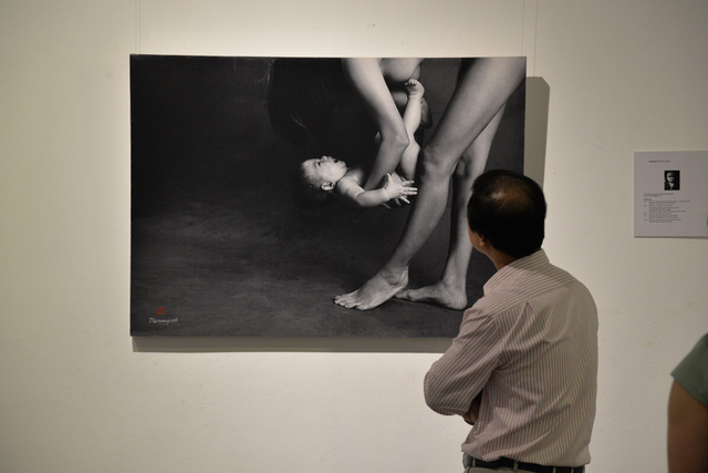 Triển l&atilde;m ảnh khoả th&acirc;n thu h&uacute;t lượng người xem &ldquo;kỷ lục&rdquo;