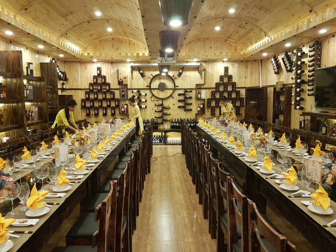 Nh&agrave; h&agrave;ng Hầm Rượu được thiết kế sang trọng, hiện đại.