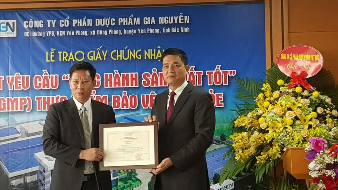 Trao giấy chứng nhận&nbsp;đạt y&ecirc;u cầu &ldquo;thực h&agrave;nh sản xuất tốt&rdquo; (GMP) thực phẩm bảo vệ sức khỏe cho C&ocirc;ng ty Cổ phần dược phẩm Gia Nguyễn.