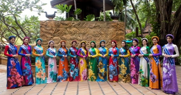 Hoa hậu Janny Thủy Trần cho thí sinh giới thiệu áo dài Việt Nam trên đường phố Pattaya