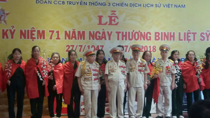 Bốn l&atilde;o tướng từng tham chiến trong trận đ&aacute;nh quyết tử cho tổ quốc quyết sinh. (L&atilde;o tướng Nguyễn Trọng H&agrave;m đứng b&ecirc;n tr&aacute;i)