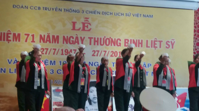 H&igrave;nh ảnh tưởng nhớ mười c&ocirc; g&aacute;i tại ng&atilde; ba Đồng Lộc.              Đo&agrave;n cựu chiến binh tri &acirc;n những người mẹ, người vợ anh h&ugrave;ng liệt sĩ&nbsp;