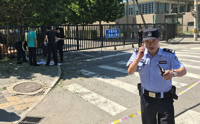 Lực lượng an ninh đ&atilde; c&oacute; mạt tại Đại sứ qu&aacute;n Mỹ. (Ảnh: Reuters)